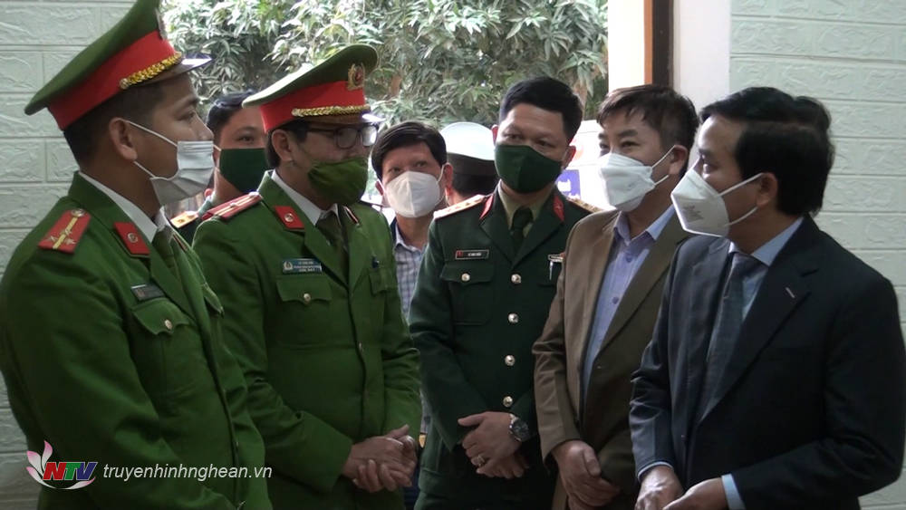 Phó Chủ tịch HĐND tỉnh Nguyễn Như Khôi đến thăm, chúc Tết Công an thị trấn huyện Nam Đàn. 