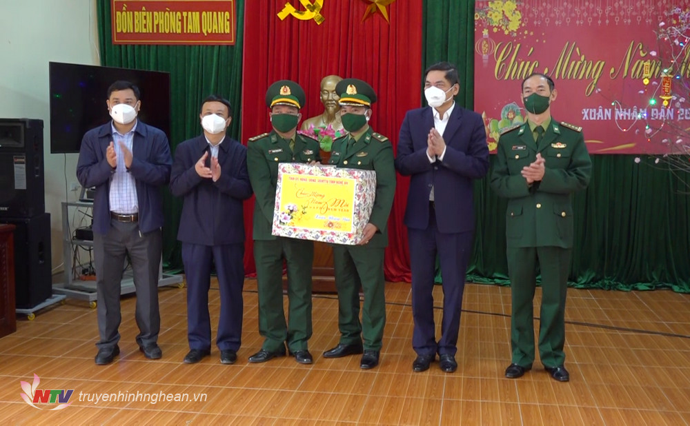 Phó Chủ tịch UBND tỉnh Hoàng Nghĩa Hiếu tặng quà chúc Tết Đồn Biên phòng Tam Quang. 