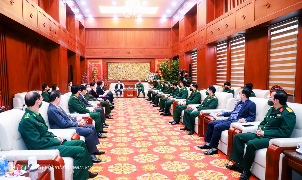 Đoàn đại biểu Tỉnh ủy, HĐND, UBND, Ủy ban MTTQ Việt Nam tỉnh Nghệ An thăm và chúc mừng Bộ Tư lệnh Quân khu 4. 