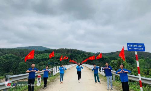 Những tuyến đường "thanh niên" rợp cờ đón Tết ở miền núi Nghệ An