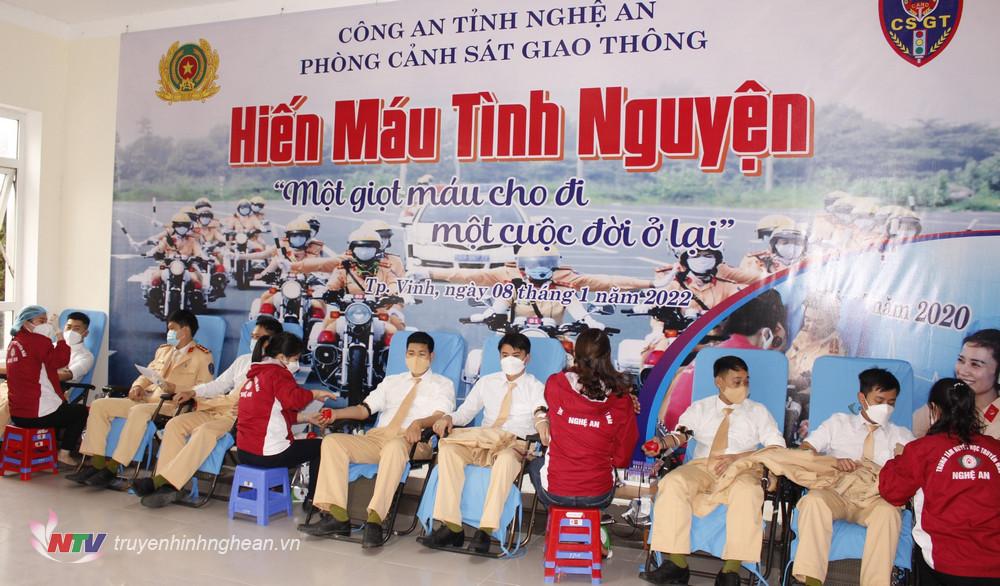 Hơn 100 CSGT Công an Nghệ An tham gia hiến máu tình nguyện