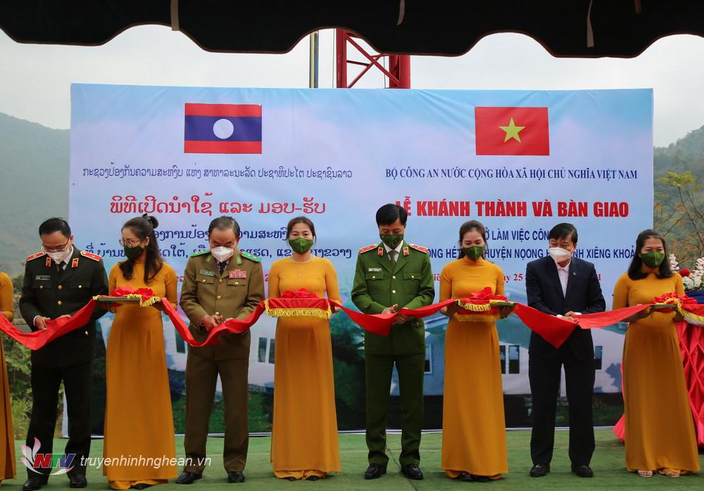 Khánh thành trụ sở đầu tiên cho Công an bản biên giới của nước CHDCND Lào