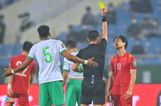 Công Phượng nhận thẻ vàng trong trận thua 0-1 trước Saudi Arabia. Ảnh: Việt Linh.