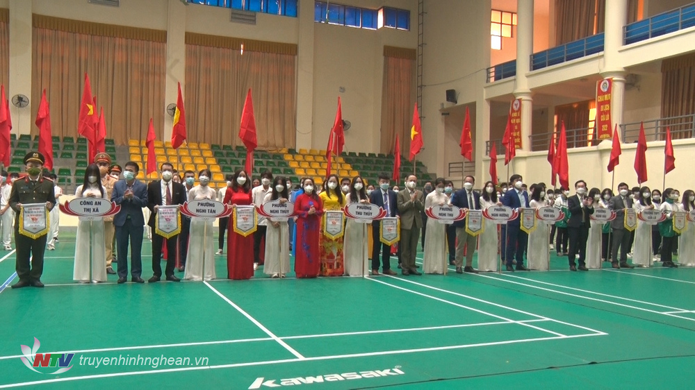 BTC trao cờ lưu niệm cho các đội tham dự đại hội.