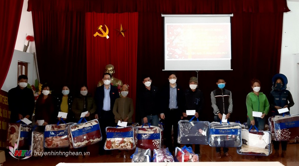 Đoàn ĐBQH tỉnh trao quà Tết tại huyện Con Cuông.