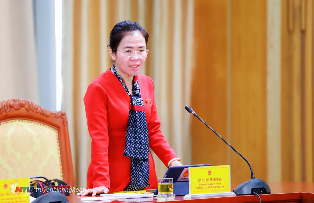 Đại biểu Võ Thị Minh Sinh - Ủy viên Ban Thường vụ Tỉnh ủy, Chủ tịch Ủy ban MTTQ Việt Nam tỉnh Nghệ An phát biểu tại phiên thảo luận. 