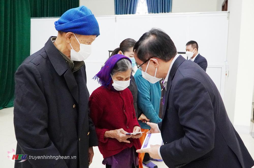 Trưởng Ban Dân vận Tỉnh ủy Ngọc Kim Nam trao quà Tết cho người nghèo tại huyện Hưng Nguyên.