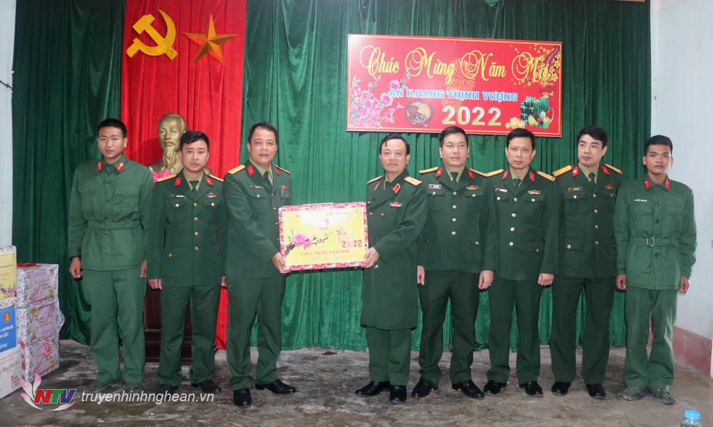 Thiếu tướng Nguyễn Anh Tuấn tặng quà, chúc Tết cán bộ, chiến sĩ Đảo Mắt