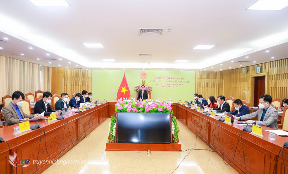 Đoàn ĐBQH tỉnh Nghệ An thảo luận tại tổ về chương trình phục hồi và phát triển kinh tế - xã hội