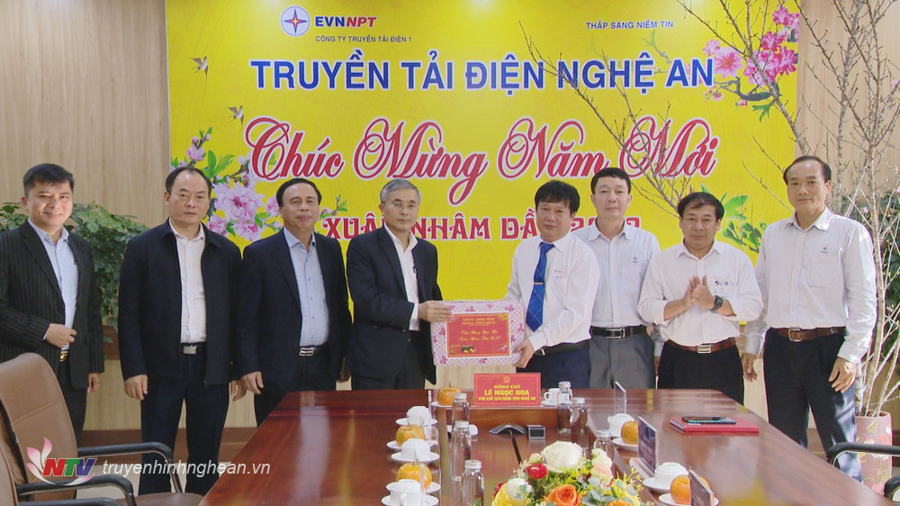 Phó Chủ tịch UBND tỉnh Lê Ngọc Hoa tặng quà chúc Tết Truyền tải điện Nghệ An.