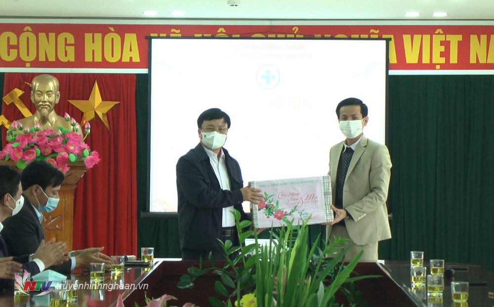 Phó Chủ tịch UBND tỉnh Bùi Đình Long tặng quà Tết cho cán bộ, y, bác sỹ bệnh viện.