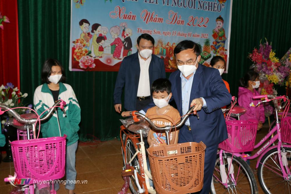 Trưởng Ban Dân vận Tỉnh uỷ Ngọc Kim Nam UV BTV tặng quà Tết và trao xe đạp cho học sinh nghèo