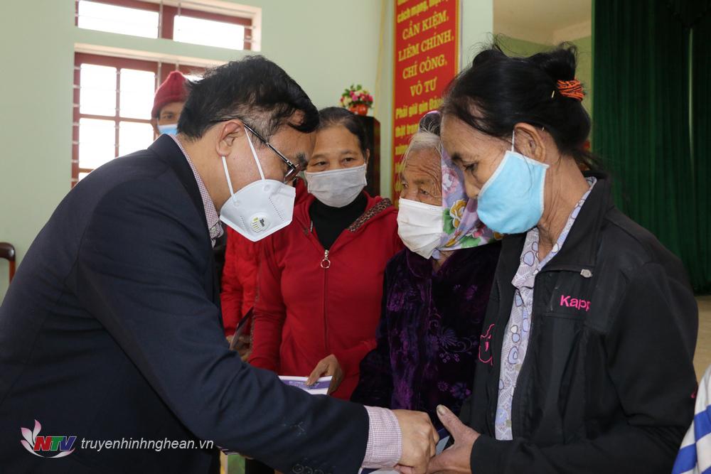 Trưởng Ban Dân vận Tỉnh ủy Ngọc Kim Nam trao quà Tết tại huyện Đô Lương.