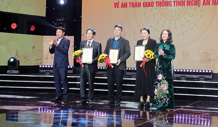 Giám đốc Sở Giao thông Vận tải Hoàng Phú Hiền và Giám đốc Sở Văn hóa Thể thao Trần Thị Mỹ Hạnh trao giải Ba cho các tác giả