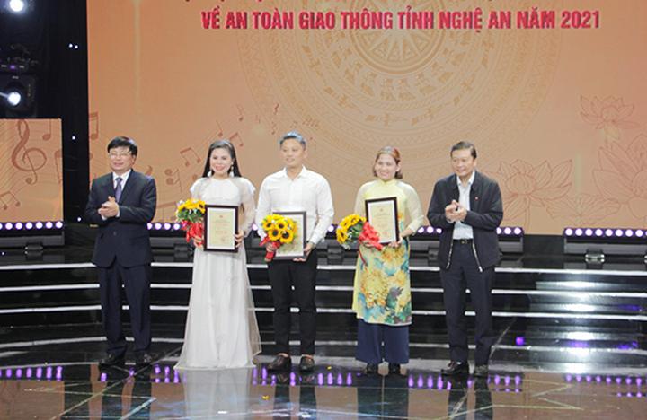 Phó Chủ tịch Thường trực UBND tỉnh Lê Hồng Vinh và Phó Chủ tịch UBND tỉnh Bùi Đình Long trao giải Nhì cho các tác giả