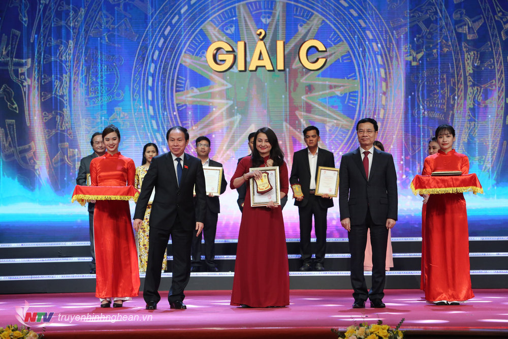 Nhà báo Hương Giang đại diện nhóm tác giả nhận giải C - Giải báo chí toàn quốc về phòng, chống tham nhũng, tiêu cực toàn quốc.jpg