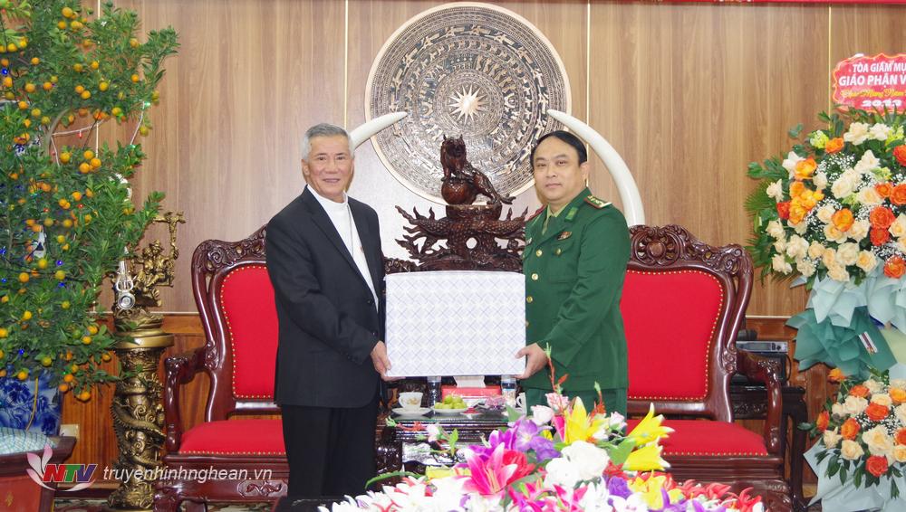 Giám mục An phong Nguyễn Hữu Long tặng quà Cán bộ, chiến sĩ BĐBP Nghệ An.