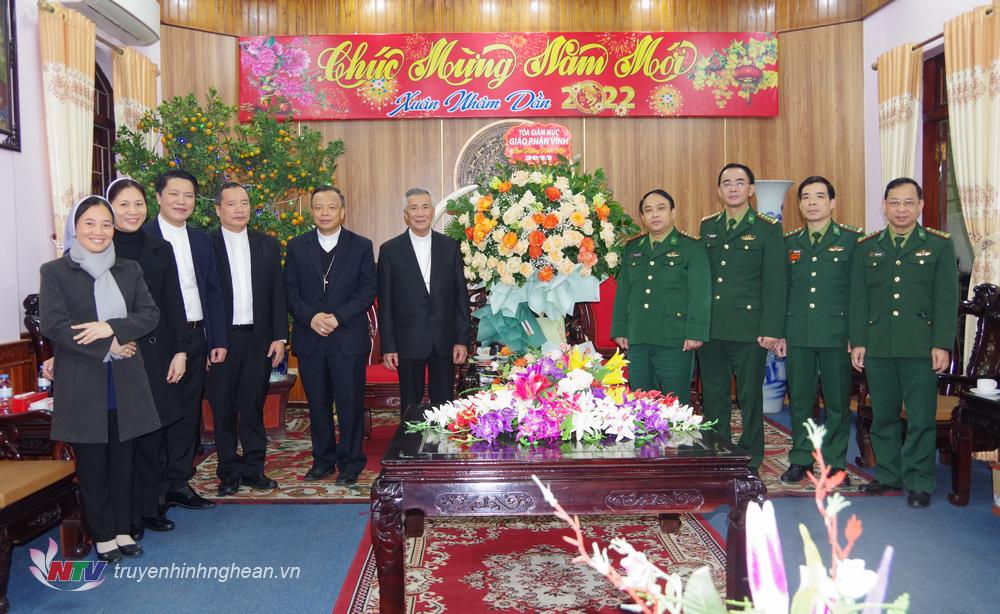 Tòa Giám mục Giáo phận Vinh tặng hoa chúc Tết Bộ đội Biên phòng Nghệ An