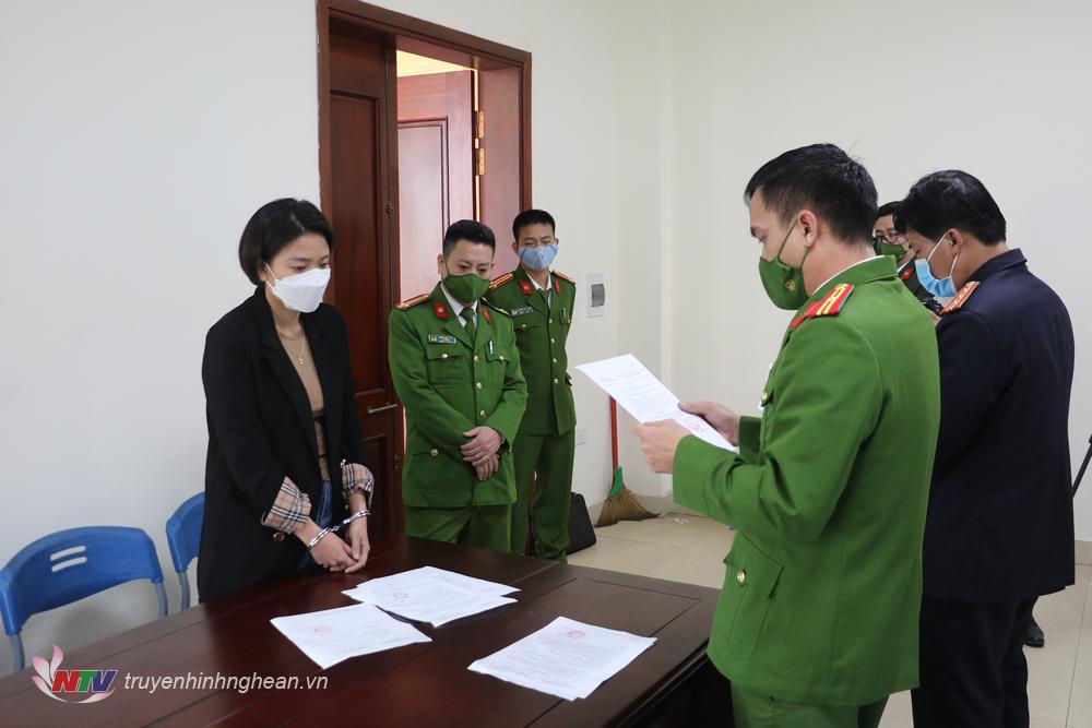 Cơ quan CSĐT Công an tỉnh Nghệ An thi hành Lệnh bắt bị can để tạm giam đối với Đào Thị Duyên