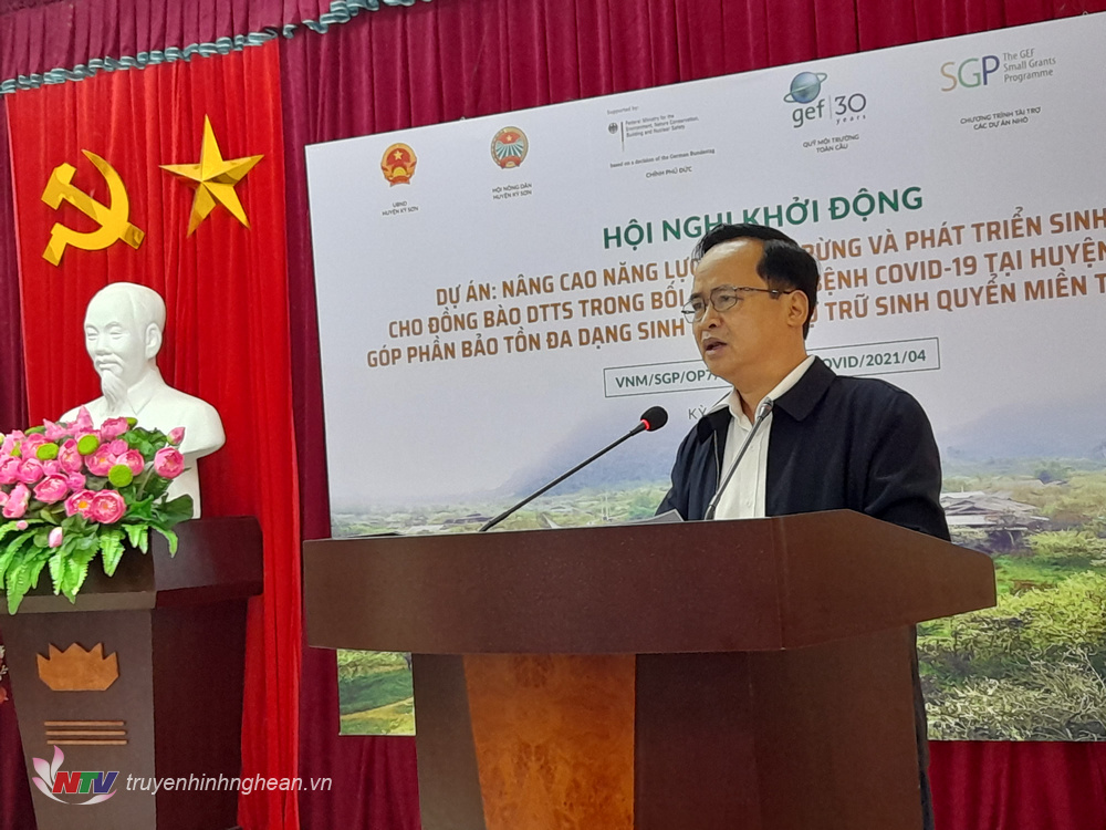 Ông Nguyễn Hữu Minh, Phó bí thư, Chủ tịch UBND huyện Kỳ Sơn phát biểu khởi động hội nghị