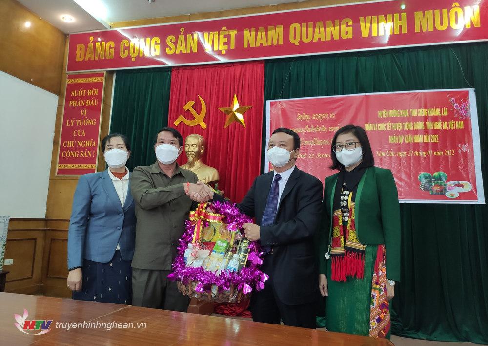 Lãnh đạo huyện Mường Khun tỉnh Xiêng Khoảng ( Lào) trao tặng quà cho huyện Tương Dương nhân dịp tết cổ truyền.