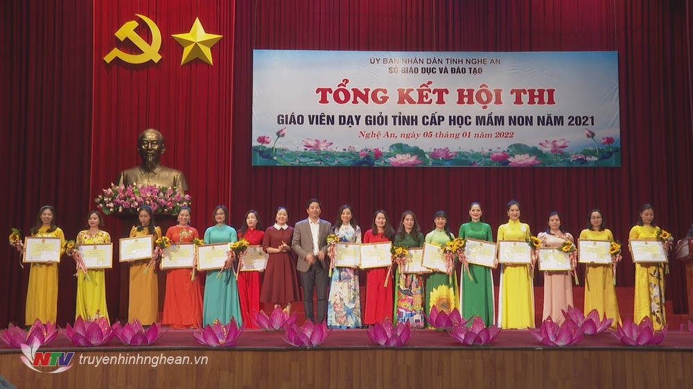 Phó Chủ tịch Liên đoàn Lao động tỉnh Nguyễn Thị Thu Nhi trao Bằng khen của Liên đoàn Lao động tỉnh cho các giáo viên xuất sắc.