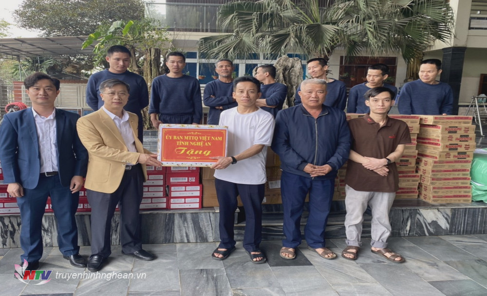 Đồng chí Nguyễn Đức Thành – Phó Chủ tịch Ủy ban MTTQ tỉnh tặng quà tại Cơ sở Bảo trợ xã hội Thiện Tâm tại xã Đô Thành (Yên Thành).