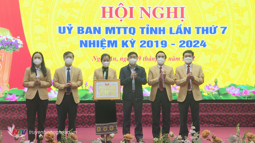 Thừa ủy quyền, đồng chí Nguyễn Văn Thông trao Bằng khen của Ủy ban Trung ương MTTQ Việt Nam cho Ủy ban MTTQ tỉnh Nghệ An.