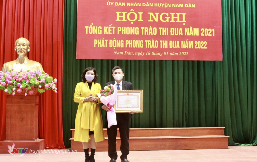Đồng chí Nguyễn Thị Hồng Hoa-TUV, Bí thư Huyện ủy, Chủ tịch HĐND huyện trao Bằng khen của Thủ tướng Chính phủ cho cá nhân