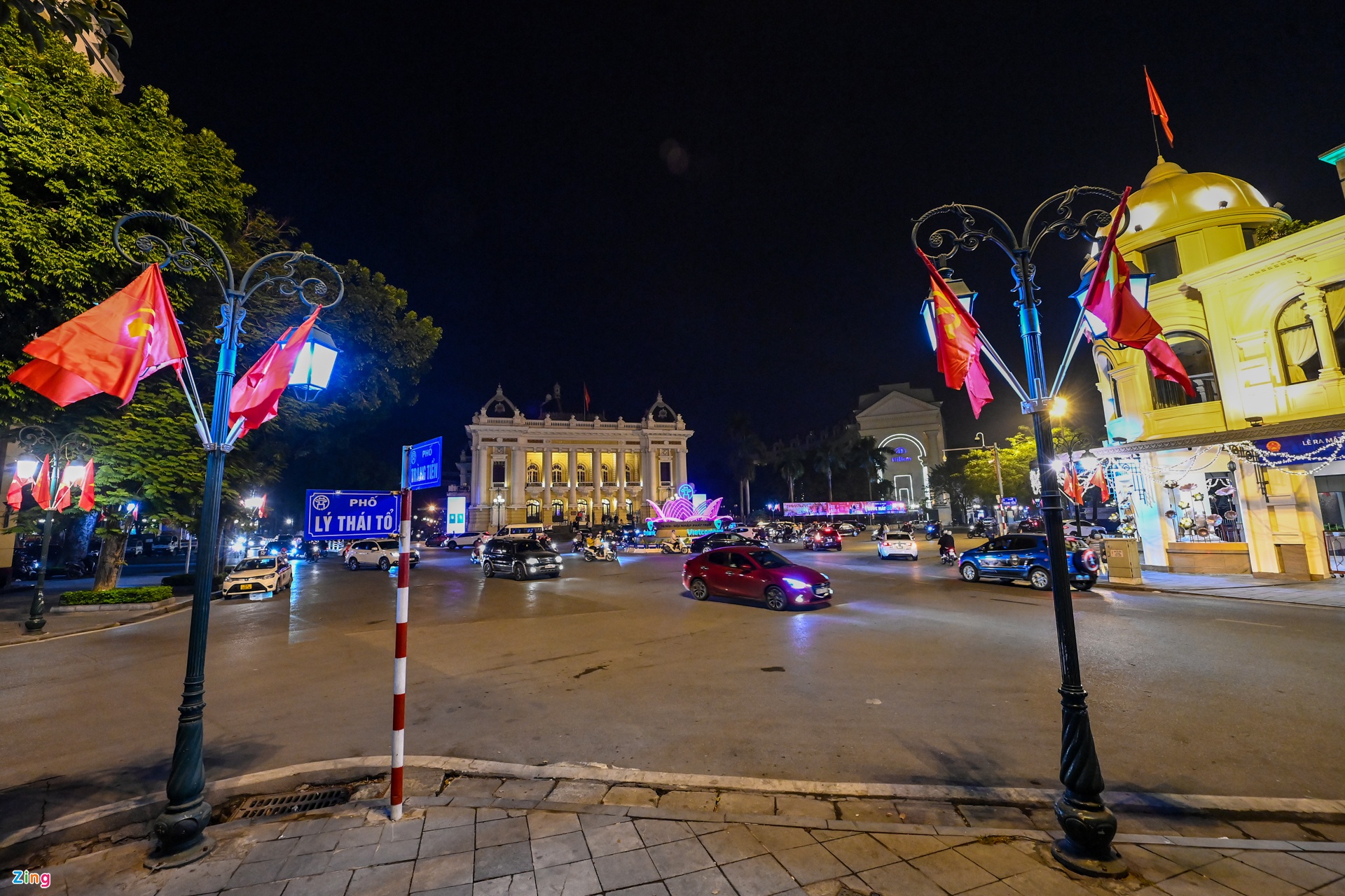 Tối 31/12, đường phố Hà Nội vắng người ra đường vui chơi. Khu vực quảng trường Cách mạng Tháng 8 không còn cảnh người dân tụ tập chờ đón màn đếm ngược chào năm mới.