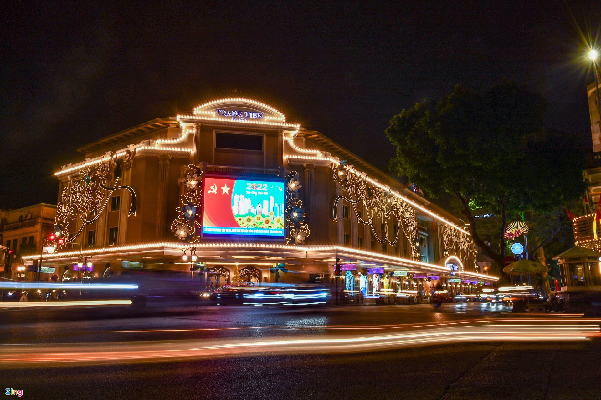Trung tâm thương mại Tràng Tiền được trang hoàng bằng đèn nhiều màu sắc là điểm nhấn nổi bật trong đêm cuối năm.

Trung tâm thương mại Tràng Tiền được trang hoàng bằng đèn nhiều màu sắc là điểm nhấn nổi bật trong đêm cuối năm.