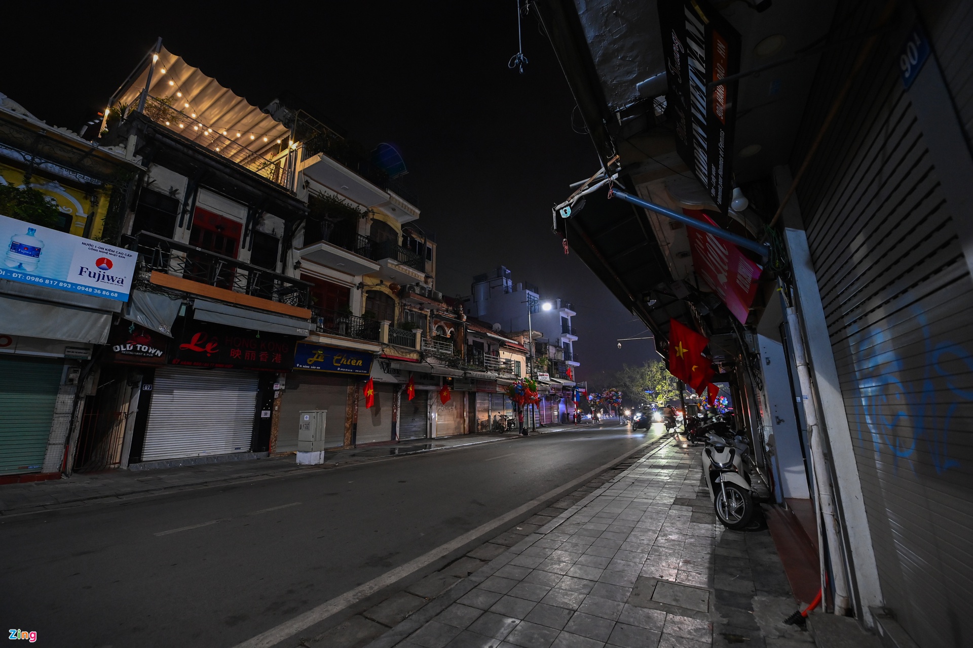 Nhiều nhà hàng tại quận Hoàn Kiếm đóng cửa từ sớm, không đón khách.

Nhiều nhà hàng tại quận Hoàn Kiếm đóng cửa từ sớm, không đón khách.