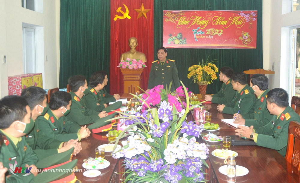 Đại tá Phạm Văn Dũng, Phó Tham mưa trưởng Quân khu phát biểu chúc mừng Lữ đoàn.