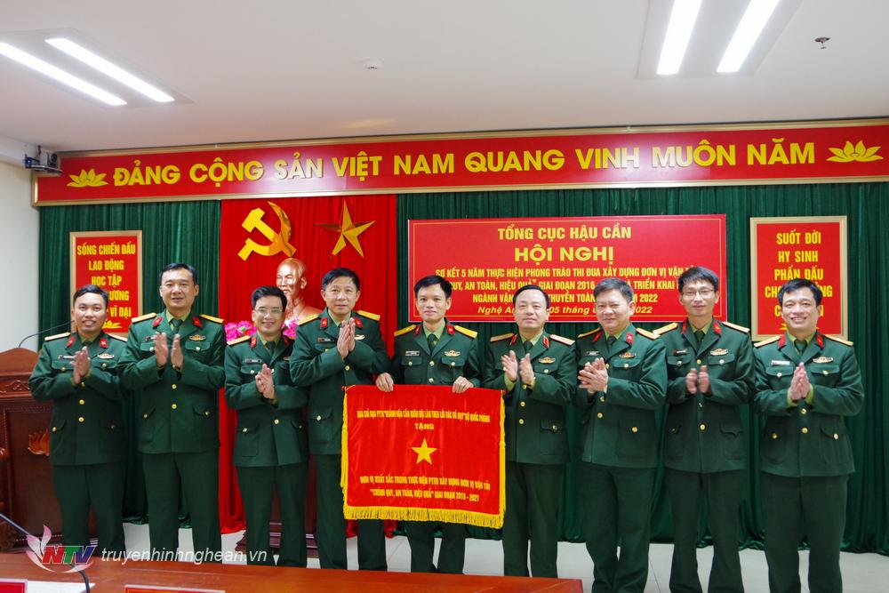Thiếu tướng Nguyễn Anh Tuấn – Phó Tư lệnh Quân khu 4, trao cờ của Ban Chỉ đạo phong trào thi đua Bộ Quốc phòng cho Trung đoàn 654 - Cục Hậu cần.