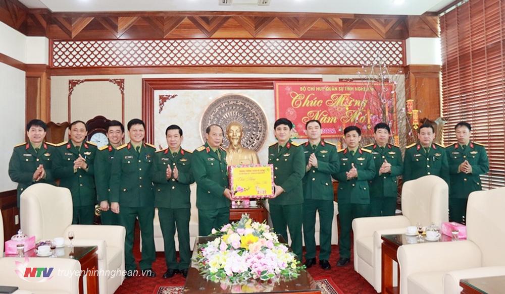 
Thượng tá Phan Đại Nghĩa, Chỉ huy trưởng Bộ CHQS tỉnh báo cáo một số kết quả nổi bật của Bộ CHQS tỉnh Nghệ An trong thực hiện nhiệm vụ quân sự - quốc phòng năm 2021.