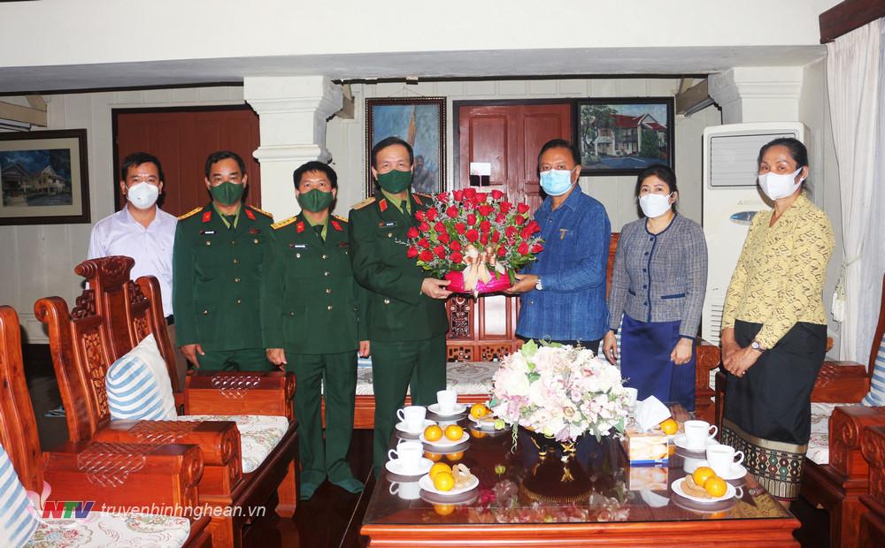 Đoàn thăm, chào xã giao chụp ảnh lưu niệm với Đại tướng Chăn Sa Mỏn Chăn Nha Lạt, Ủy viên Bộ Chính trị, Bộ trưởng Bộ Quốc phòng Lào.