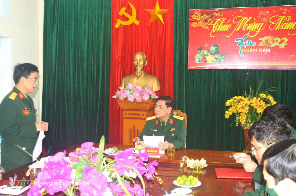 Thượng tá Cao Xuân Hà, Lữ đoàn trưởng báo cáo kết quả thực hiện nhiệm vụ của Lữ đoàn năm 2021.