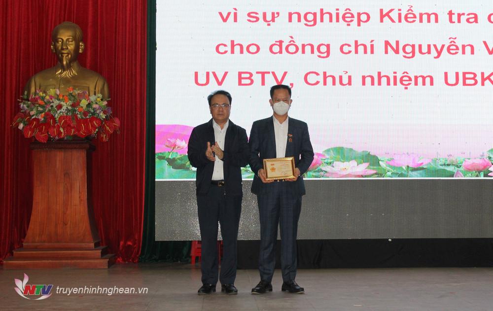 Trao kỷ niệm chương vì sự nghiệp kiểm tra của Đảng cho đồng chí Nguyễn Văn Phú - Ủy viên Ban thường vụ Huyện ủy