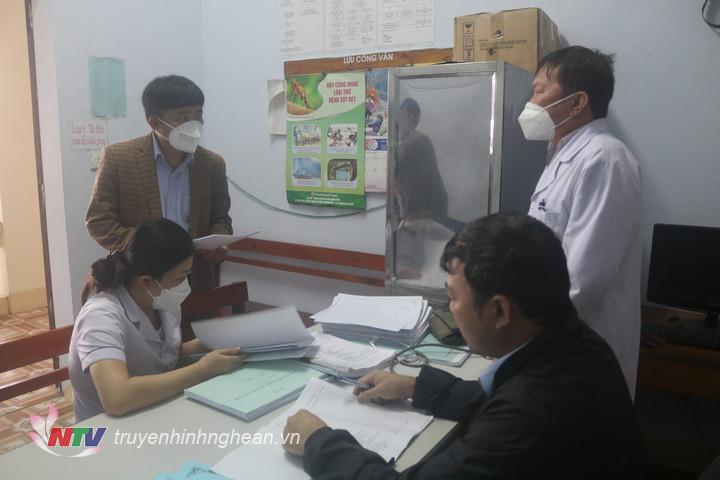 iểm tra cơ sở vật chất trạm y tế xã Quỳnh Thuận