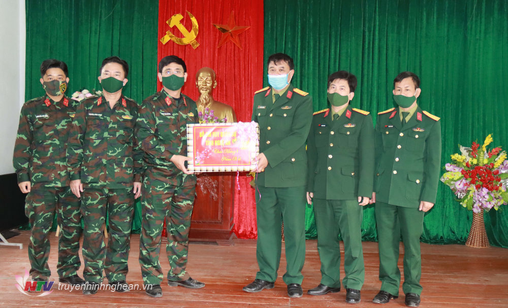 Thượng tá Phan Đại Nghĩa, Chỉ huy trưởng Bộ CHQS tỉnh tặng quà chúc Tết cán bộ, nhân viên Ban CHQS huyện Con Cuông