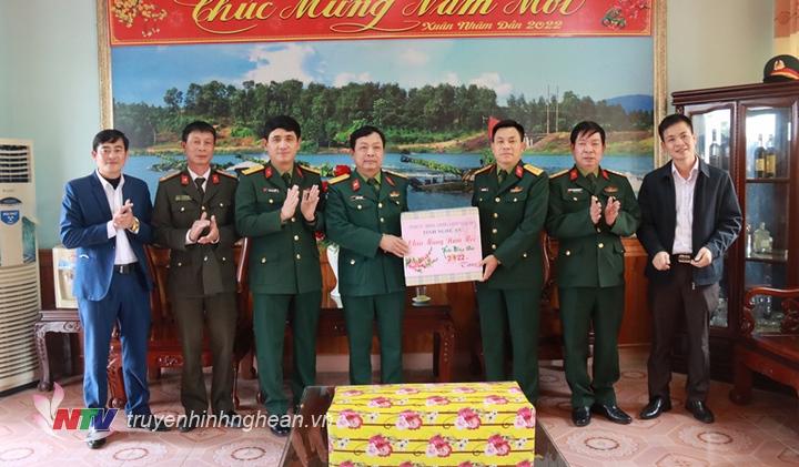 Đoàn công tác Bộ CHQS tỉnh thăm, tặng quà chúc Tết Lữ đoàn 206 Quân khu 4.