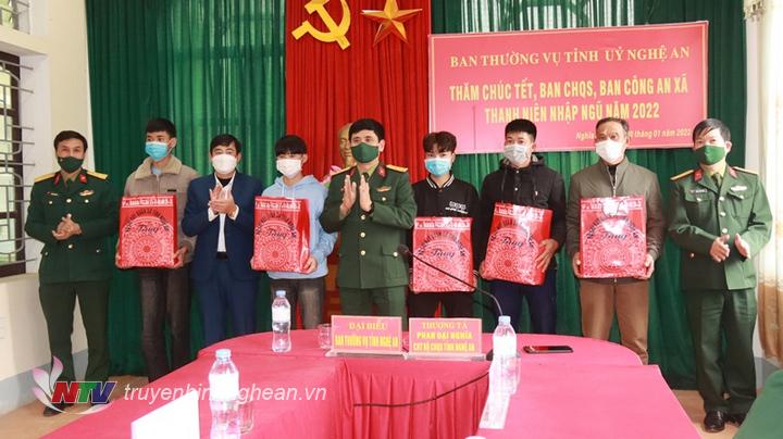 Thượng tá Phan Đại Nghĩa, Chỉ huy trưởng Bộ CHQS tỉnh thăm, tặng quà chúc Tết các thanh niên chuẩn bị lên đường nhập ngũ tại xã Nghĩa Mỹ huyện Nghĩa Đàn.