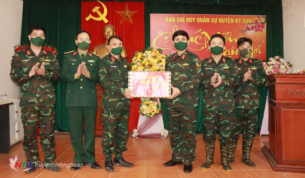 Thượng tá Phan Đại Nghĩa, Chỉ huy trưởng Bộ CHQS tỉnh tặng quà chúc Tết cán bộ, nhân viên Ban CHQS huyện Kỳ Sơn