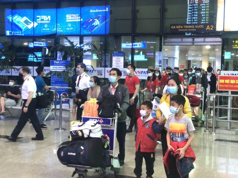 Người nhập cảnh vào Việt Nam qua cửa khẩu Cảng hàng không quốc tế Tân Sơn Nhất phải thực hiện quy trình năm bước. 