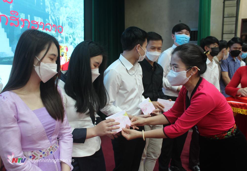 Chủ tịch UBMTTQ tỉnh Võ Thị Minh Sinh tặng quà cho sinh viên Lào đón Tết tại Nghệ An.
