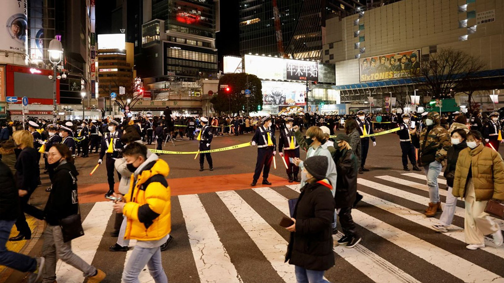 Người dân ở Tokyo, Nhật Bản xuống đường mừng năm mới. (Ảnh: Sky News)