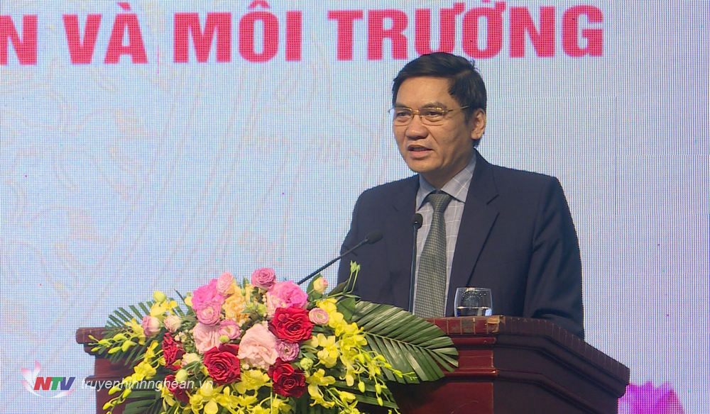 Phó Chủ tịch UBND tỉnh Hoàng Nghĩa Hiếu phát biểu tại hội nghị.