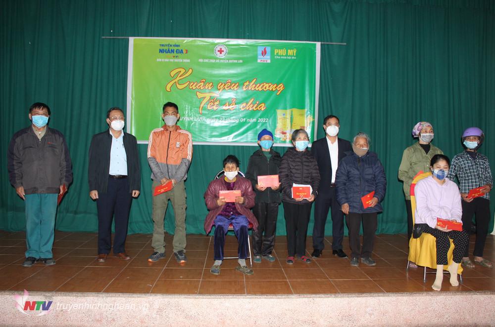 Lãnh đạo huyện Quỳnh Lưu trao quà cho các đối tượng có hoàn cảnh khó khăn 