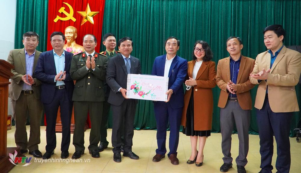 Phó Chủ tịch HĐND tỉnh Nguyễn Như Khôi tặng quà chúc Tết Trung tâm Y tế huyện Hưng Nguyên.