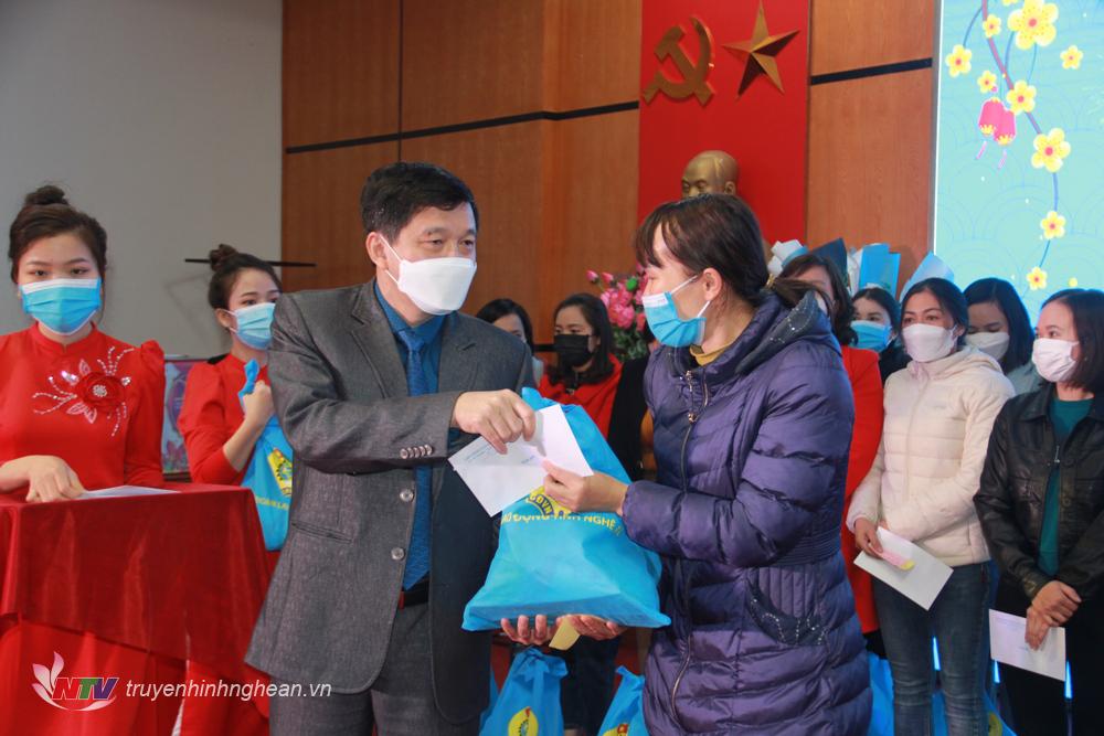 Chủ tịch Liên đoàn Lao động tỉnh Kha Văn Tám trao quà Tết, chung vui cùng đoàn viên công nhân lao động.